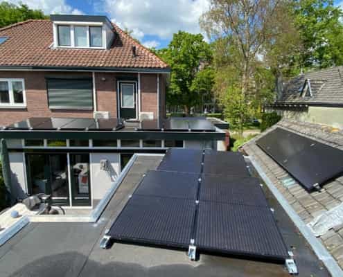 Plat dak met zonnepanelen