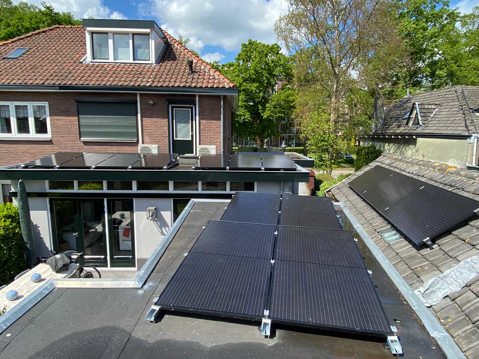 Plat dak met zonnepanelen