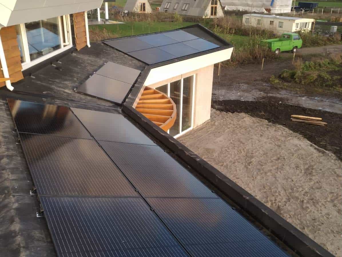 Krom dak met zonnepanelen