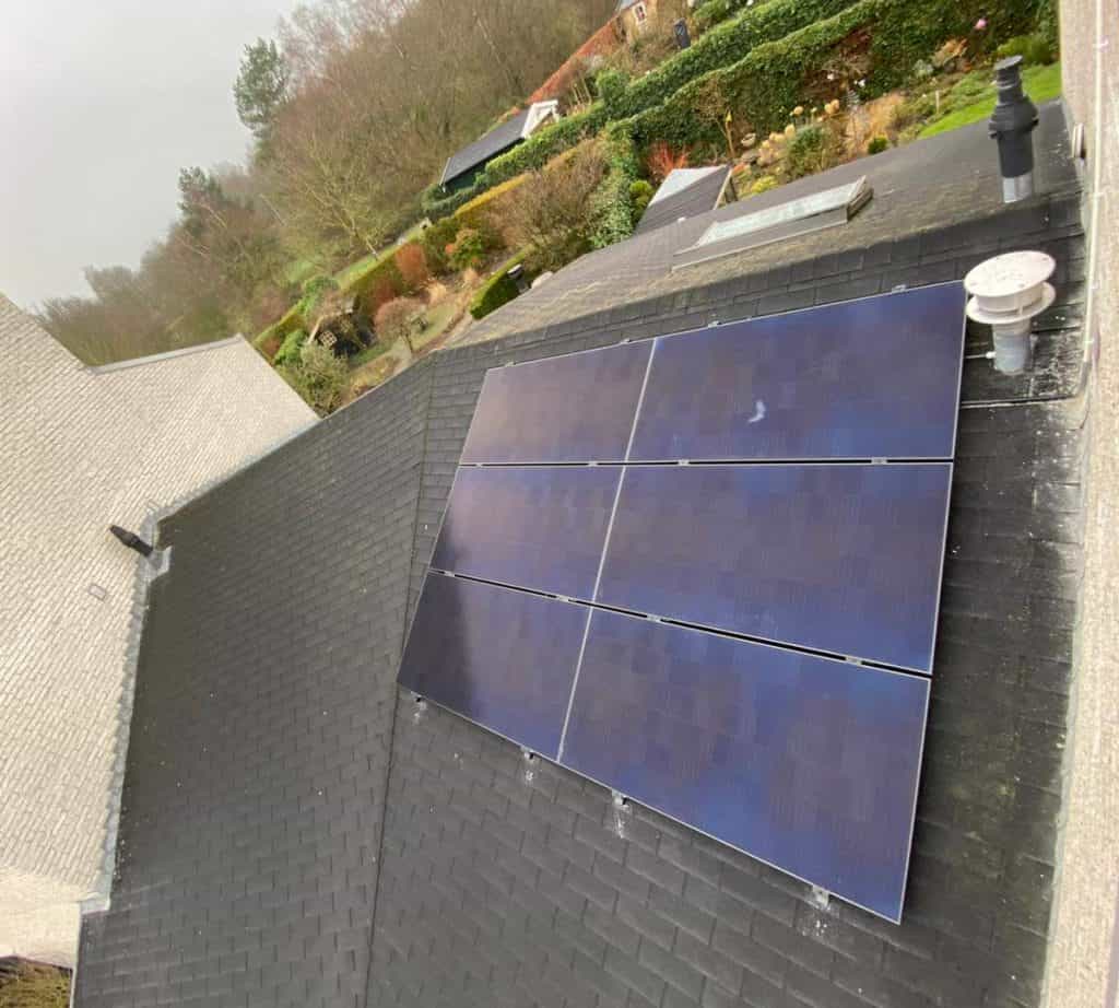 blauwe zonnepanelen op een plat dak