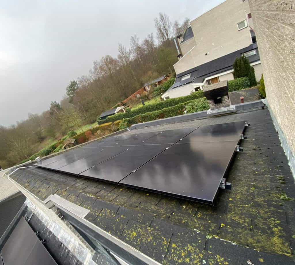 zwarte zonnepanelen op een plat dak
