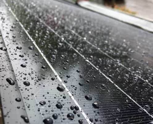 regendruppels op een zonnepaneel