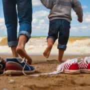 wandelen met kind op strand